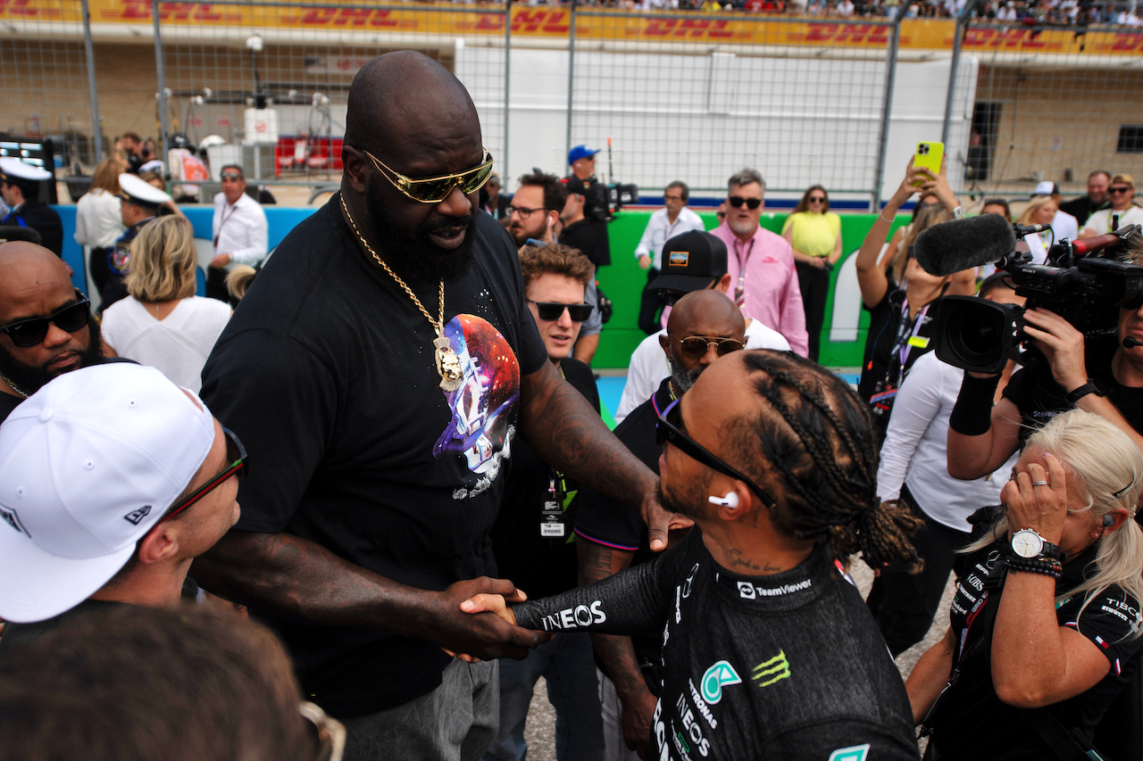 GP STATI UNITI, Lewis Hamilton (GBR) Mercedes AMG F1 with Shaquille O'Neal (USA) Former Basketball Player on the grid.
23.10.2022. Formula 1 World Championship, Rd 19, United States Grand Prix, Austin, Texas, USA, Gara Day.
- www.xpbimages.com, EMail: requests@xpbimages.com © Copyright: Price / XPB Images