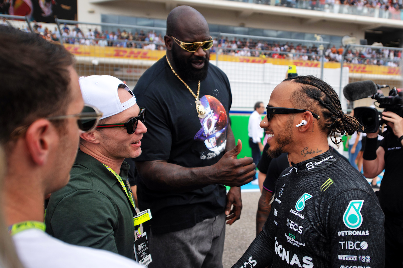 GP STATI UNITI, Lewis Hamilton (GBR) Mercedes AMG F1 with Shaquille O'Neal (USA) Former Basketball Player on the grid.
23.10.2022. Formula 1 World Championship, Rd 19, United States Grand Prix, Austin, Texas, USA, Gara Day.
- www.xpbimages.com, EMail: requests@xpbimages.com © Copyright: Price / XPB Images