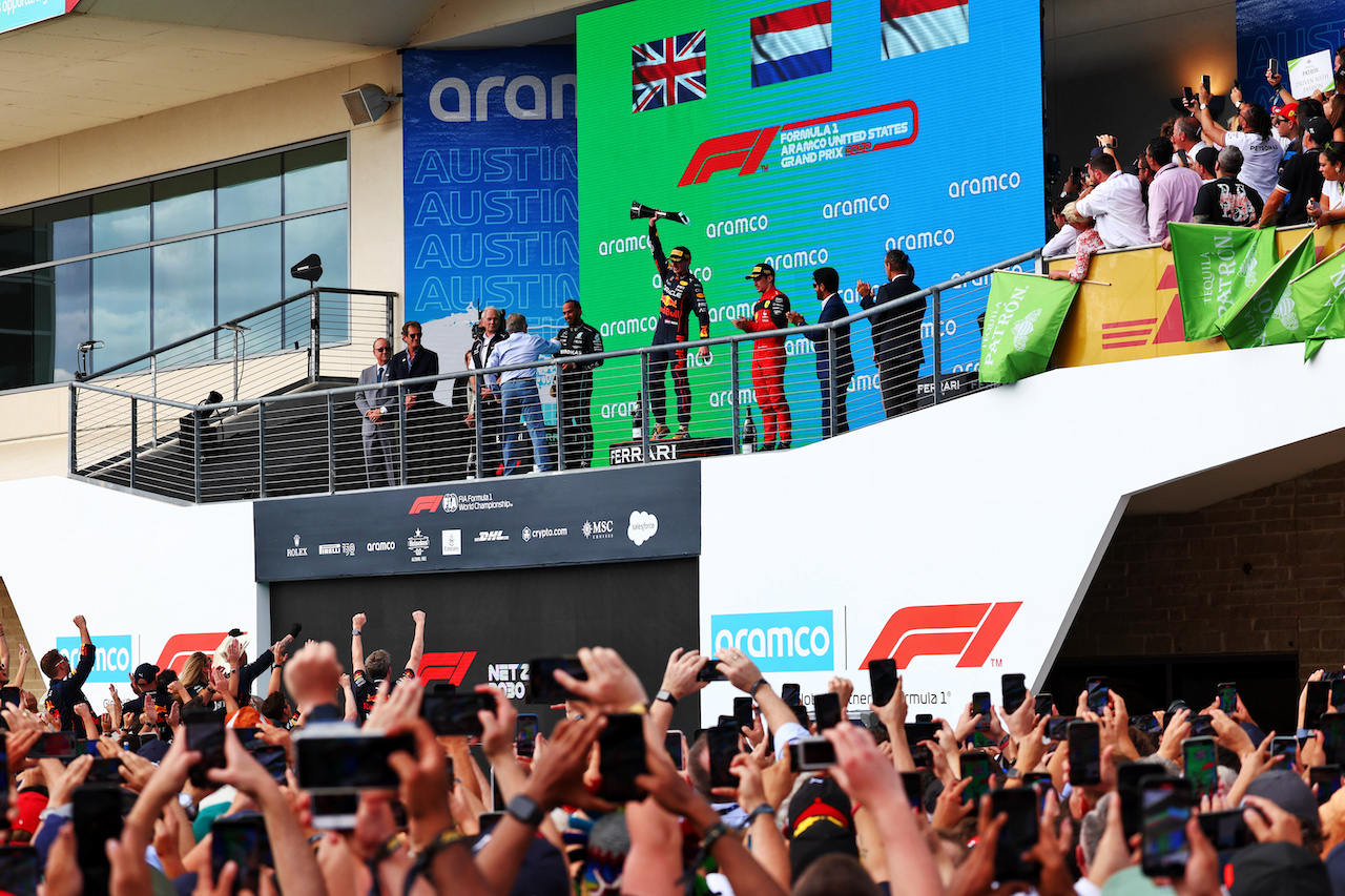 GP STATI UNITI, The podium (L to R): Lewis Hamilton (GBR) Mercedes AMG F1, second; Max Verstappen (NLD) Red Bull Racing, vincitore; Charles Leclerc (MON) Ferrari, third.
23.10.2022. Formula 1 World Championship, Rd 19, United States Grand Prix, Austin, Texas, USA, Gara Day.
 - www.xpbimages.com, EMail: requests@xpbimages.com © Copyright: Coates / XPB Images