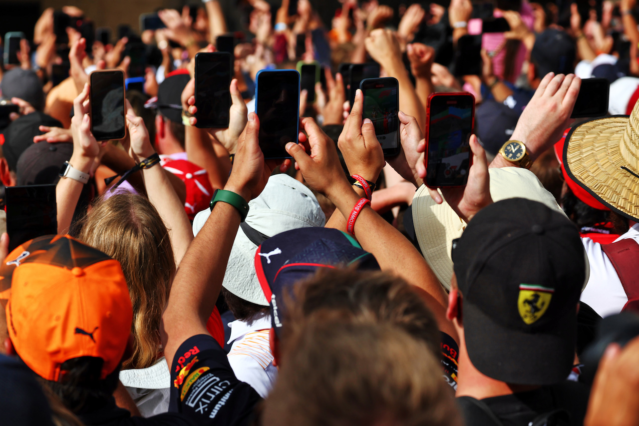 GP STATI UNITI, Fans at the podium.
23.10.2022. Formula 1 World Championship, Rd 19, United States Grand Prix, Austin, Texas, USA, Gara Day.
 - www.xpbimages.com, EMail: requests@xpbimages.com © Copyright: Coates / XPB Images