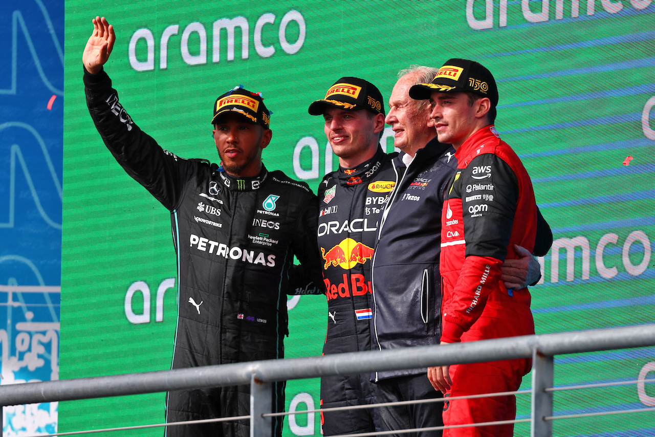 GP STATI UNITI, The podium (L to R): Lewis Hamilton (GBR) Mercedes AMG F1, second; Max Verstappen (NLD) Red Bull Racing, vincitore; Dr Helmut Marko (AUT) Red Bull Motorsport Consultant; Charles Leclerc (MON) Ferrari, third.
23.10.2022. Formula 1 World Championship, Rd 19, United States Grand Prix, Austin, Texas, USA, Gara Day.
 - www.xpbimages.com, EMail: requests@xpbimages.com © Copyright: Coates / XPB Images