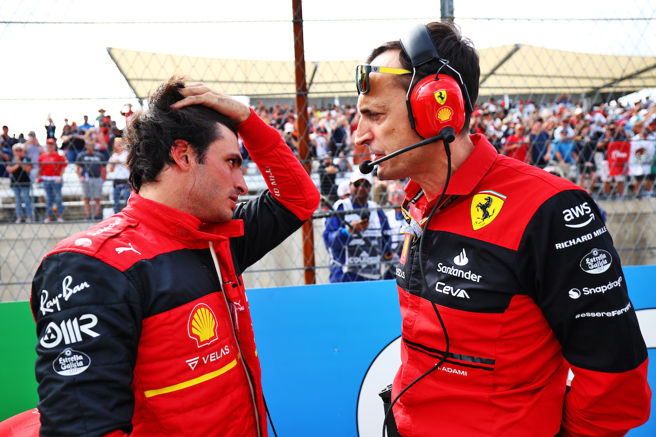 GP STATI UNITI, (L to R): Carlos Sainz Jr (ESP) Ferrari with Riccardo Adami (ITA) Ferrari Gara Engineer on the grid.
23.10.2022. Formula 1 World Championship, Rd 19, United States Grand Prix, Austin, Texas, USA, Gara Day.
 - www.xpbimages.com, EMail: requests@xpbimages.com © Copyright: Coates / XPB Images