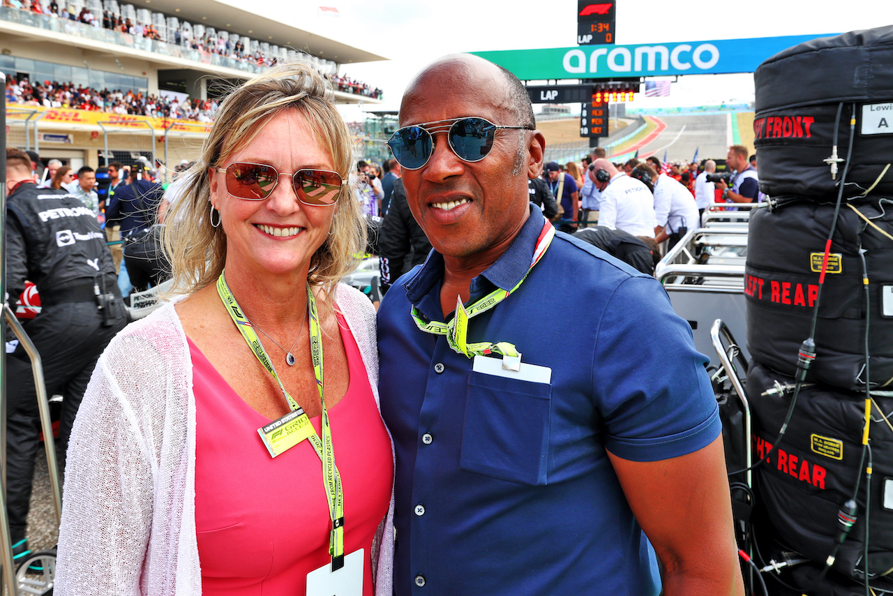 GP STATI UNITI, (L to R): Linda Hamilton (GBR) e Anthony Hamilton (GBR) on the grid.
23.10.2022. Formula 1 World Championship, Rd 19, United States Grand Prix, Austin, Texas, USA, Gara Day.
 - www.xpbimages.com, EMail: requests@xpbimages.com © Copyright: Coates / XPB Images