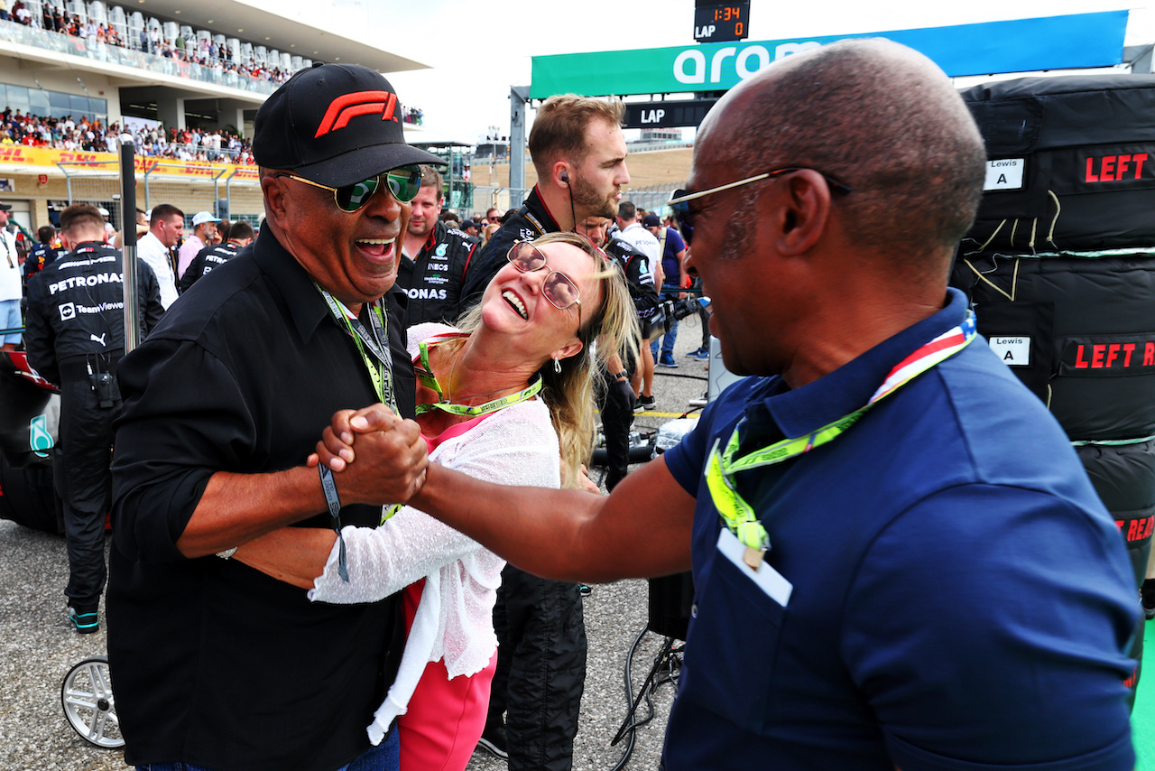 GP STATI UNITI, (L to R): Willy T. Ribbs (USA) with Linda Hamilton (GBR) e Anthony Hamilton (GBR) on the grid.
23.10.2022. Formula 1 World Championship, Rd 19, United States Grand Prix, Austin, Texas, USA, Gara Day.
 - www.xpbimages.com, EMail: requests@xpbimages.com © Copyright: Coates / XPB Images