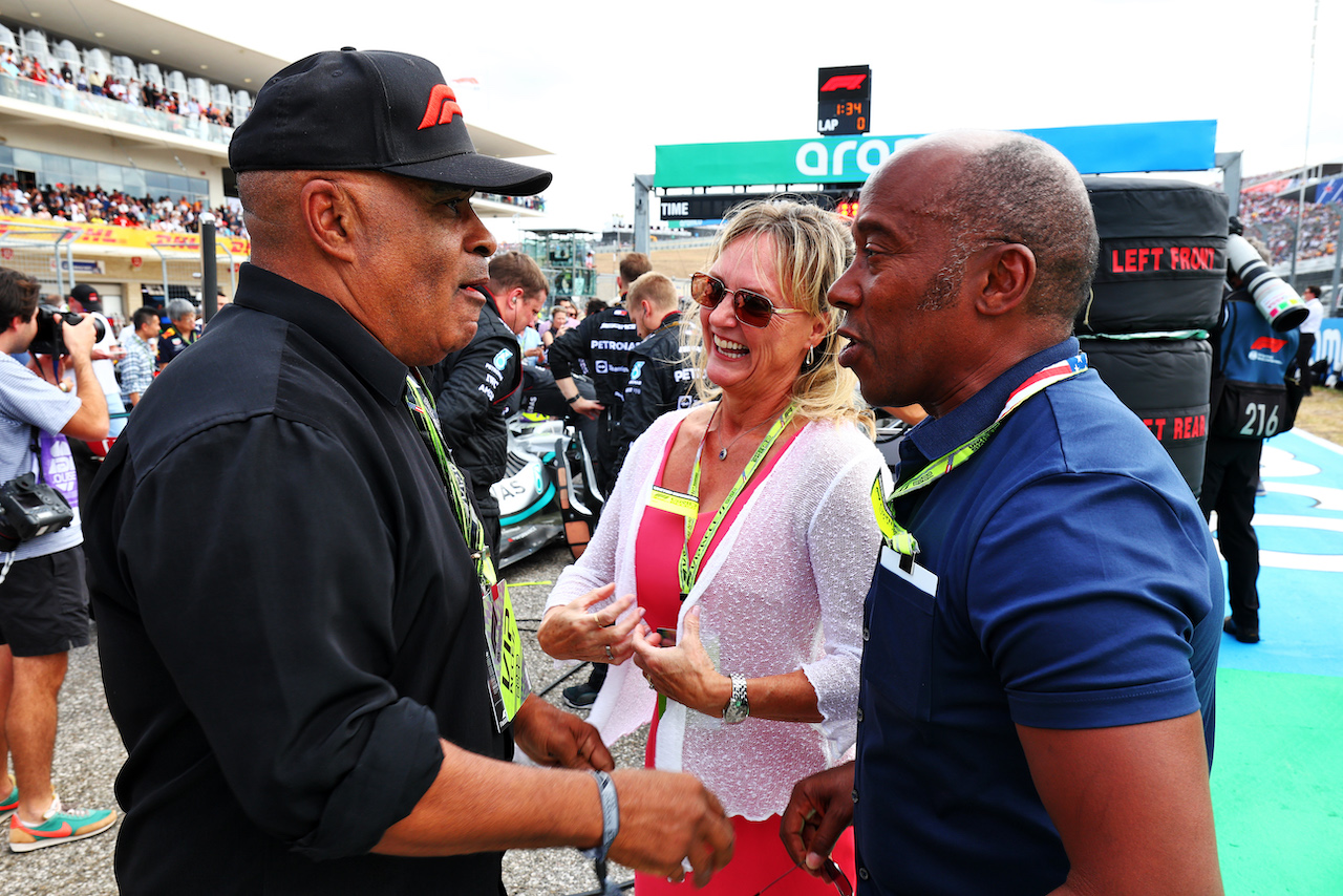 GP STATI UNITI, (L to R): Willy T. Ribbs (USA) with Linda Hamilton (GBR) e Anthony Hamilton (GBR) on the grid.
23.10.2022. Formula 1 World Championship, Rd 19, United States Grand Prix, Austin, Texas, USA, Gara Day.
 - www.xpbimages.com, EMail: requests@xpbimages.com © Copyright: Coates / XPB Images