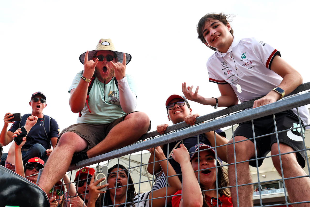 GP STATI UNITI, Circuit Atmosfera - Fans at the podium.
23.10.2022. Formula 1 World Championship, Rd 19, United States Grand Prix, Austin, Texas, USA, Gara Day.
 - www.xpbimages.com, EMail: requests@xpbimages.com © Copyright: Coates / XPB Images