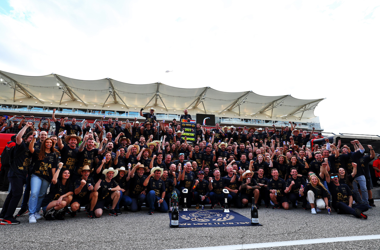GP STATI UNITI, Red Bull Racing celebrate winning the Constructors' World Championship
23.10.2022. Formula 1 World Championship, Rd 19, United States Grand Prix, Austin, Texas, USA, Gara Day.
 - www.xpbimages.com, EMail: requests@xpbimages.com © Copyright: Coates / XPB Images