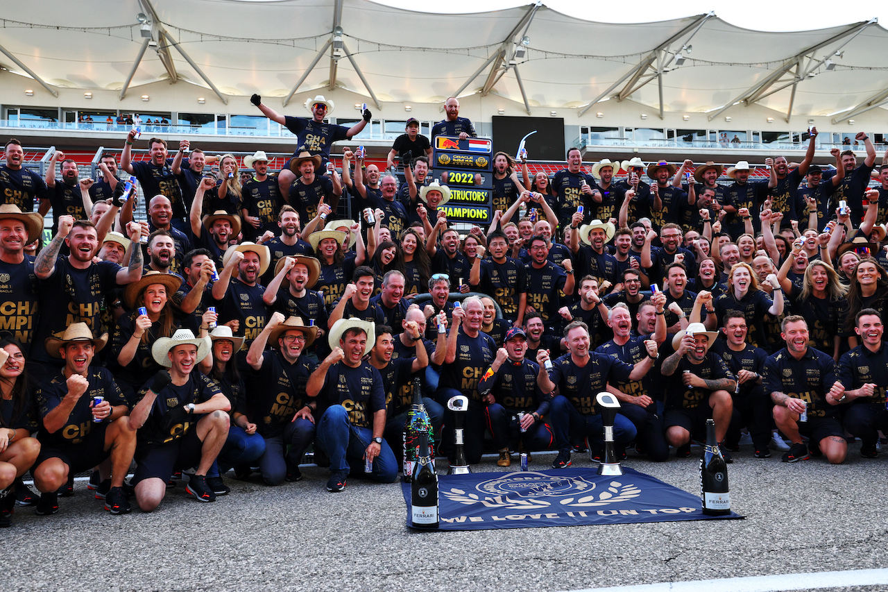 GP STATI UNITI, Red Bull Racing celebrate winning the Constructors' World Championship
23.10.2022. Formula 1 World Championship, Rd 19, United States Grand Prix, Austin, Texas, USA, Gara Day.
 - www.xpbimages.com, EMail: requests@xpbimages.com © Copyright: Coates / XPB Images