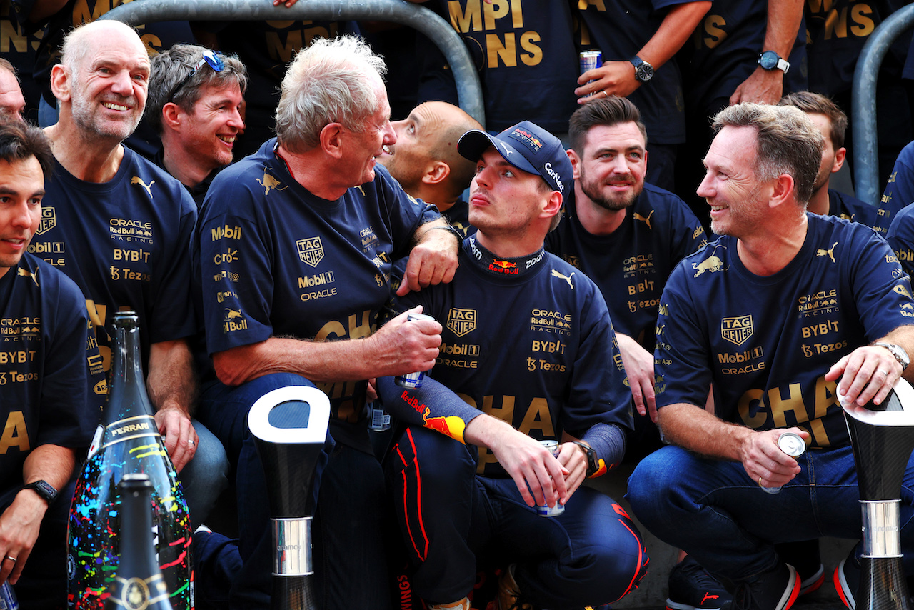 GP STATI UNITI, (L to R): Adrian Newey (GBR) Red Bull Racing Chief Technical Officer; Dr Helmut Marko (AUT) Red Bull Motorsport Consultant; Max Verstappen (NLD) Red Bull Racing; e Christian Horner (GBR) Red Bull Racing Team Principal celebrate winning the Constructors' World Championship with the team.
23.10.2022. Formula 1 World Championship, Rd 19, United States Grand Prix, Austin, Texas, USA, Gara Day.
 - www.xpbimages.com, EMail: requests@xpbimages.com © Copyright: Coates / XPB Images