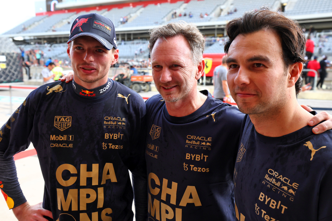 GP STATI UNITI, (L to R): Max Verstappen (NLD) Red Bull Racing; Christian Horner (GBR) Red Bull Racing Team Principal; e Sergio Perez (MEX) Red Bull Racing, celebrate winning the Constructors' World Championship.
23.10.2022. Formula 1 World Championship, Rd 19, United States Grand Prix, Austin, Texas, USA, Gara Day.
 - www.xpbimages.com, EMail: requests@xpbimages.com © Copyright: Coates / XPB Images