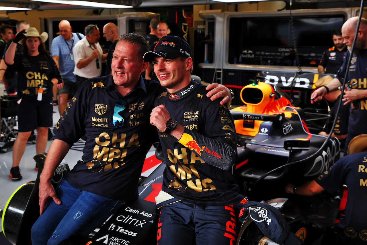 GP STATI UNITI, (L to R): Jos Verstappen (NLD) e his son Max Verstappen (NLD) Red Bull Racing  celebrate Red Bull Racing winning the Constructors' World Championship.
23.10.2022. Formula 1 World Championship, Rd 19, United States Grand Prix, Austin, Texas, USA, Gara Day.
 - www.xpbimages.com, EMail: requests@xpbimages.com © Copyright: Coates / XPB Images