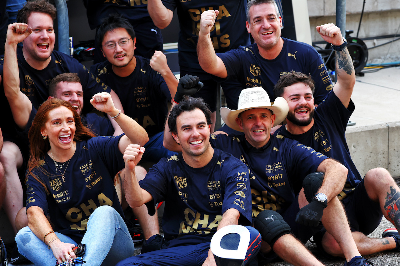 GP STATI UNITI, Sergio Perez (MEX) Red Bull Racing celebrates winning the Constructors' World Championship with the team.
23.10.2022. Formula 1 World Championship, Rd 19, United States Grand Prix, Austin, Texas, USA, Gara Day.
 - www.xpbimages.com, EMail: requests@xpbimages.com © Copyright: Coates / XPB Images