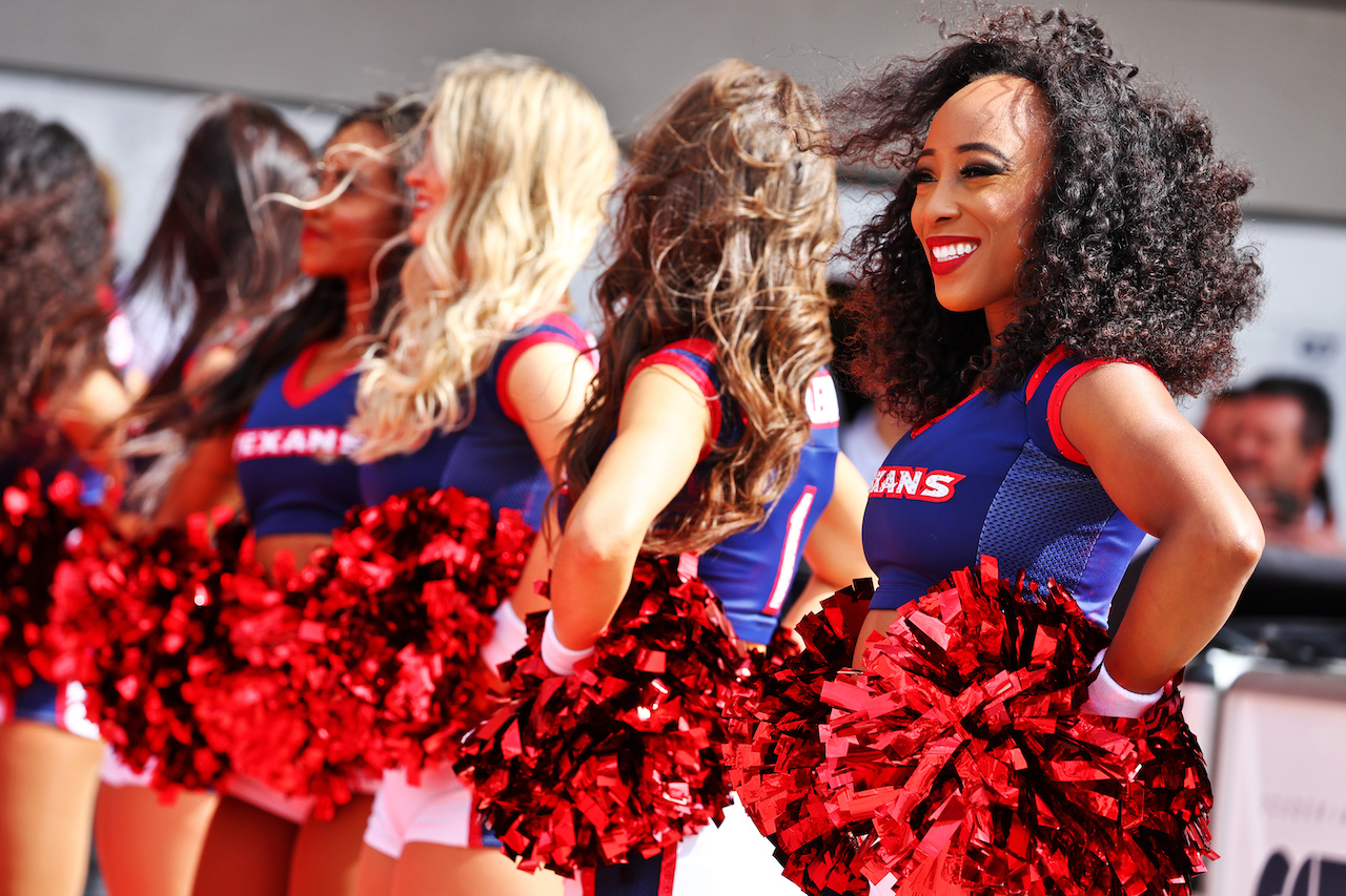 GP STATI UNITI, Houston Texans Cheerleaders on the drivers parade.
23.10.2022. Formula 1 World Championship, Rd 19, United States Grand Prix, Austin, Texas, USA, Gara Day.
- www.xpbimages.com, EMail: requests@xpbimages.com © Copyright: Batchelor / XPB Images