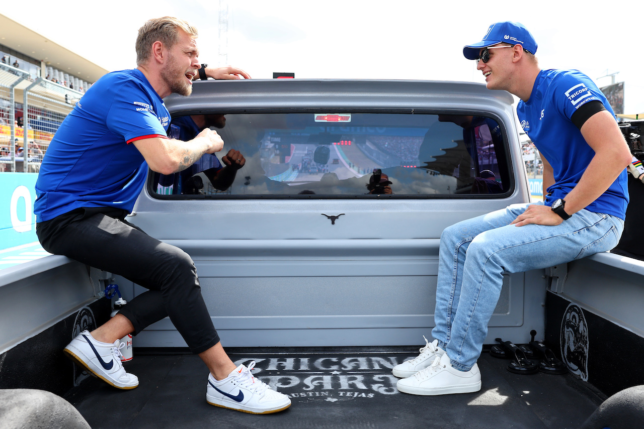 GP STATI UNITI, (L to R): Kevin Magnussen (DEN) Haas F1 Team e team mate Mick Schumacher (GER) Haas F1 Team on the drivers parade.
23.10.2022. Formula 1 World Championship, Rd 19, United States Grand Prix, Austin, Texas, USA, Gara Day.
- www.xpbimages.com, EMail: requests@xpbimages.com © Copyright: Batchelor / XPB Images