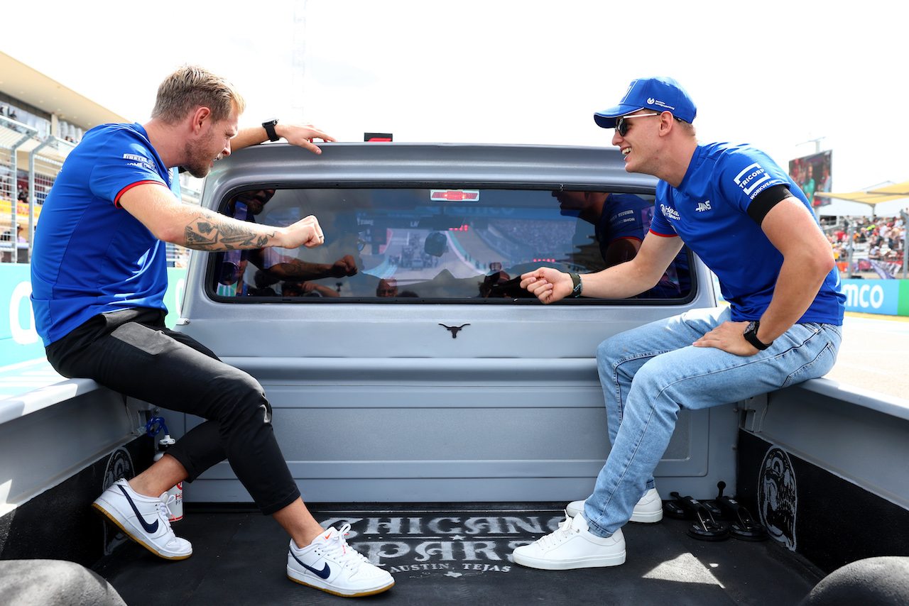 GP STATI UNITI, (L to R): Kevin Magnussen (DEN) Haas F1 Team e team mate Mick Schumacher (GER) Haas F1 Team on the drivers parade.
23.10.2022. Formula 1 World Championship, Rd 19, United States Grand Prix, Austin, Texas, USA, Gara Day.
- www.xpbimages.com, EMail: requests@xpbimages.com © Copyright: Batchelor / XPB Images