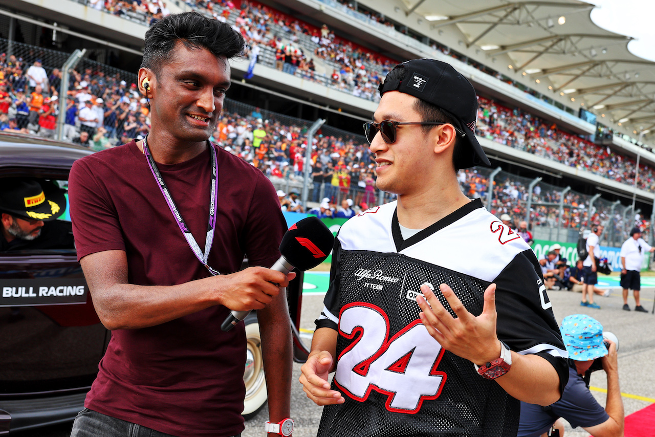 GP STATI UNITI, (L to R): Lawrence Barretto (GBR) Formula 1 Senior Writer Editor with Guanyu Zhou (CHN) Alfa Romeo F1 Team on the drivers parade.
23.10.2022. Formula 1 World Championship, Rd 19, United States Grand Prix, Austin, Texas, USA, Gara Day.
- www.xpbimages.com, EMail: requests@xpbimages.com © Copyright: Batchelor / XPB Images