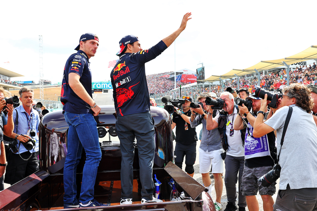 GP STATI UNITI, (L to R): Max Verstappen (NLD) Red Bull Racing with team mate Sergio Perez (MEX) Red Bull Racing on the drivers parade.
23.10.2022. Formula 1 World Championship, Rd 19, United States Grand Prix, Austin, Texas, USA, Gara Day.
- www.xpbimages.com, EMail: requests@xpbimages.com © Copyright: Batchelor / XPB Images