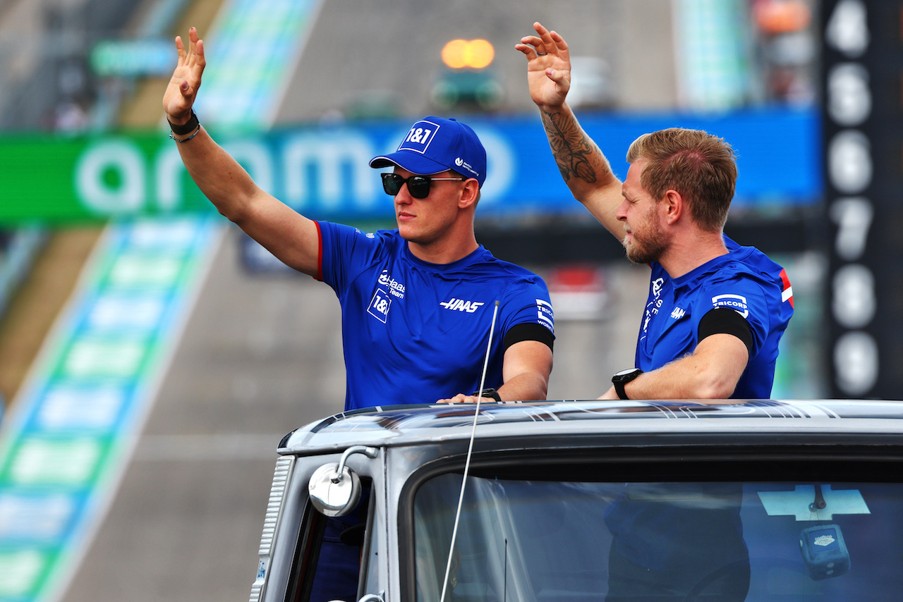 GP STATI UNITI, (L to R): Mick Schumacher (GER) Haas F1 Team e team mate Kevin Magnussen (DEN) Haas F1 Team on the drivers parade.
23.10.2022. Formula 1 World Championship, Rd 19, United States Grand Prix, Austin, Texas, USA, Gara Day.
 - www.xpbimages.com, EMail: requests@xpbimages.com © Copyright: Coates / XPB Images