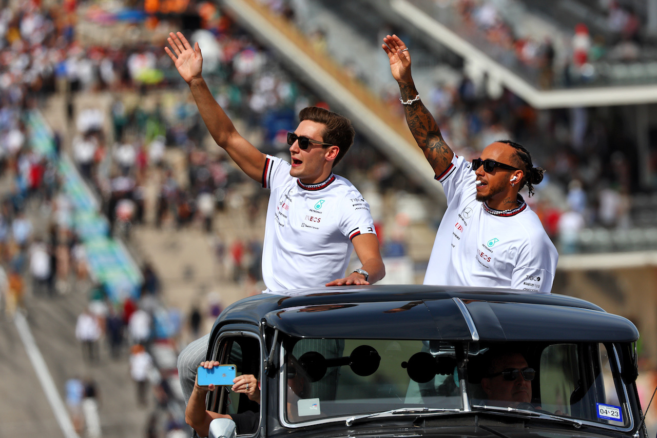 GP STATI UNITI, (L to R): George Russell (GBR) Mercedes AMG F1 e team mate Lewis Hamilton (GBR) Mercedes AMG F1 on the drivers parade.
23.10.2022. Formula 1 World Championship, Rd 19, United States Grand Prix, Austin, Texas, USA, Gara Day.
 - www.xpbimages.com, EMail: requests@xpbimages.com © Copyright: Coates / XPB Images