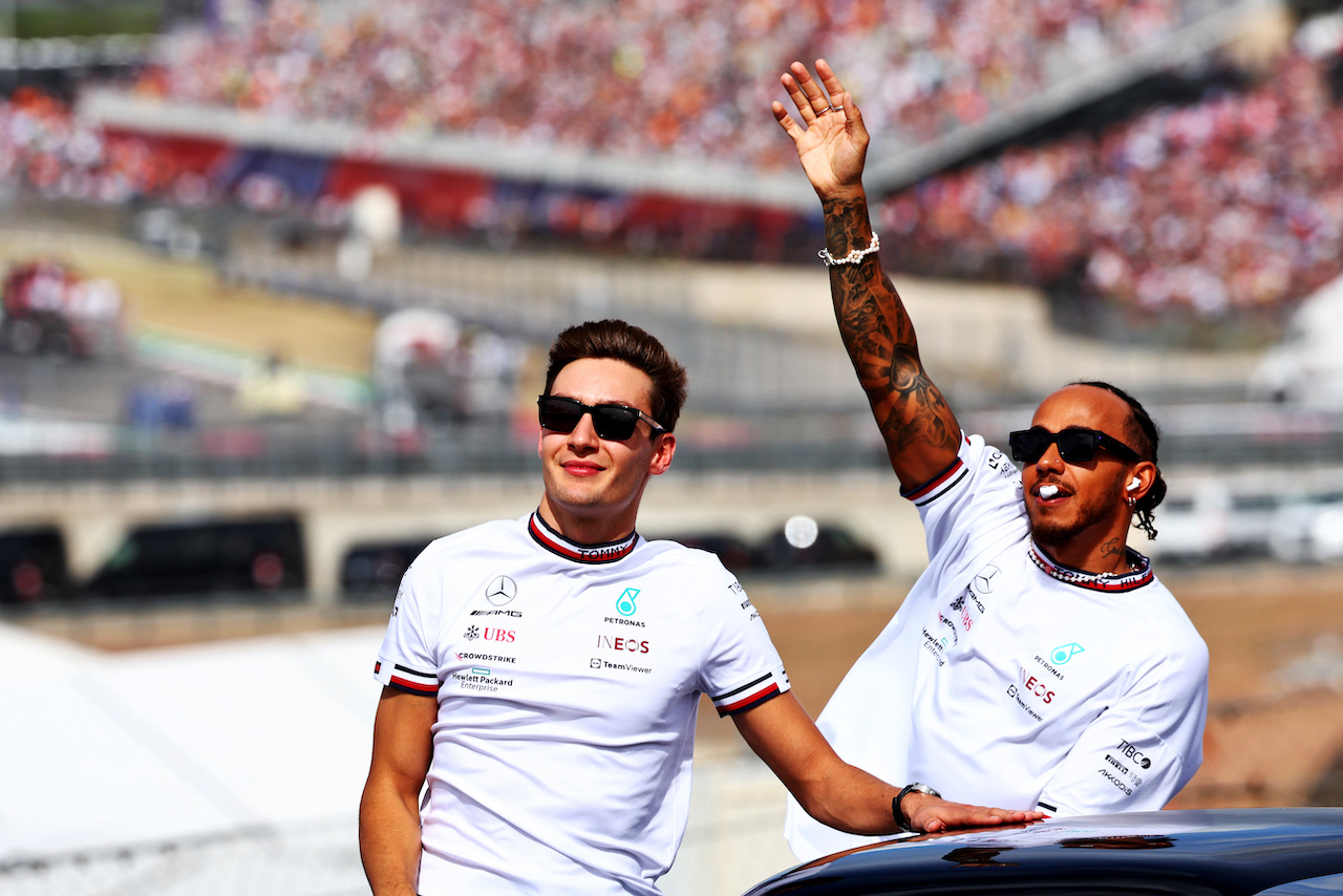 GP STATI UNITI, (L to R): George Russell (GBR) Mercedes AMG F1 e team mate Lewis Hamilton (GBR) Mercedes AMG F1 on the drivers parade.
23.10.2022. Formula 1 World Championship, Rd 19, United States Grand Prix, Austin, Texas, USA, Gara Day.
 - www.xpbimages.com, EMail: requests@xpbimages.com © Copyright: Coates / XPB Images