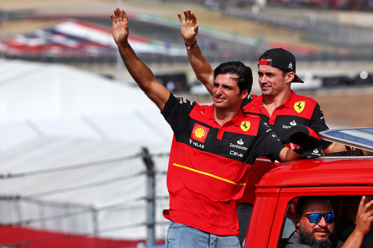 GP STATI UNITI, (L to R): Carlos Sainz Jr (ESP) Ferrari e team mate Charles Leclerc (MON) Ferrari on the drivers parade.
23.10.2022. Formula 1 World Championship, Rd 19, United States Grand Prix, Austin, Texas, USA, Gara Day.
 - www.xpbimages.com, EMail: requests@xpbimages.com © Copyright: Coates / XPB Images