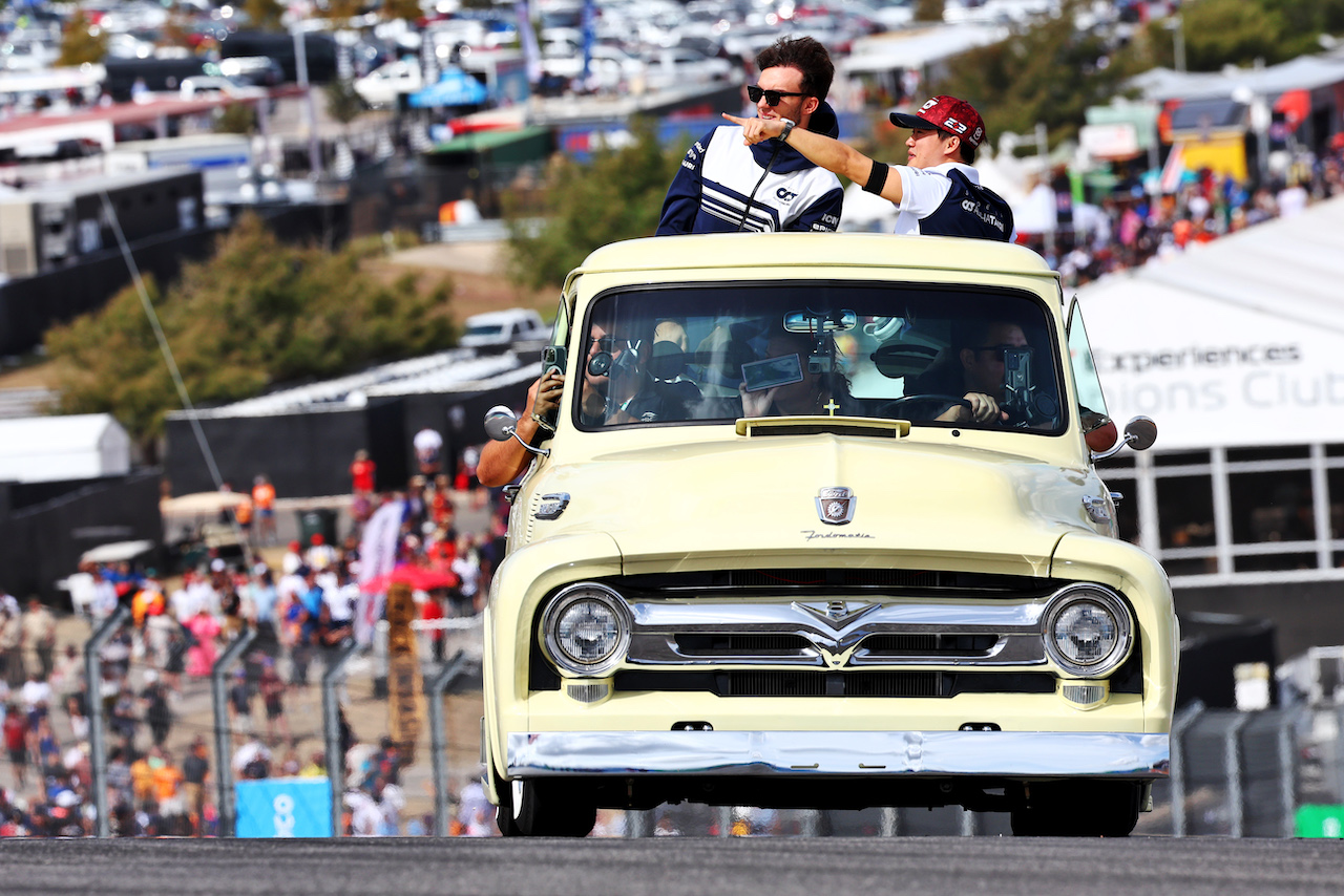 GP STATI UNITI, (L to R): Pierre Gasly (FRA) AlphaTauri e Yuki Tsunoda (JPN) AlphaTauri on the drivers parade.
23.10.2022. Formula 1 World Championship, Rd 19, United States Grand Prix, Austin, Texas, USA, Gara Day.
 - www.xpbimages.com, EMail: requests@xpbimages.com © Copyright: Coates / XPB Images