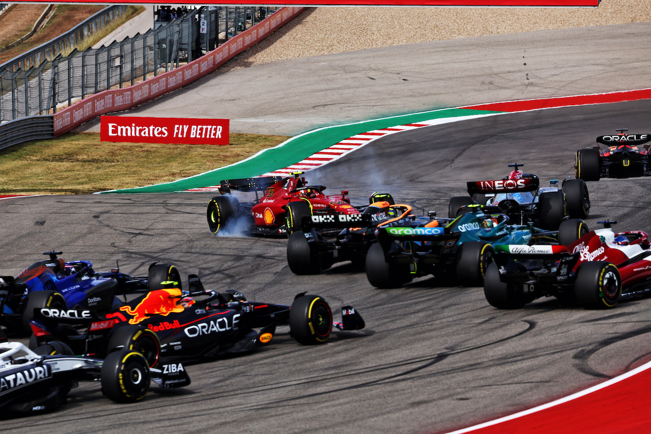 GP STATI UNITI, Carlos Sainz Jr (ESP) Ferrari F1-75 is hit by George Russell (GBR) Mercedes AMG F1 W13 at the partenza of the race.
23.10.2022. Formula 1 World Championship, Rd 19, United States Grand Prix, Austin, Texas, USA, Gara Day.
- www.xpbimages.com, EMail: requests@xpbimages.com © Copyright: Batchelor / XPB Images