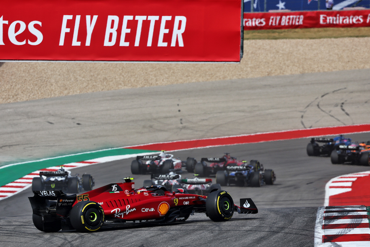 GP STATI UNITI, Carlos Sainz Jr (ESP) Ferrari F1-75 spins off at the partenza of the race.
23.10.2022. Formula 1 World Championship, Rd 19, United States Grand Prix, Austin, Texas, USA, Gara Day.
- www.xpbimages.com, EMail: requests@xpbimages.com © Copyright: Batchelor / XPB Images