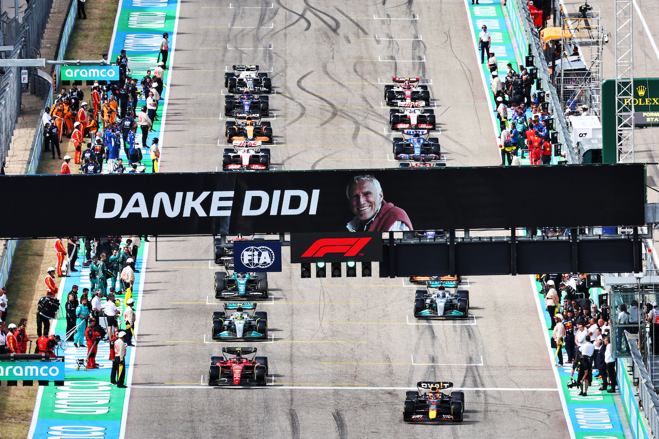 GP STATI UNITI, Max Verstappen (NLD) Red Bull Racing RB18 passes a tribute to Dietrich Mateschitz (AUT) CEO e Founder of Red Bull on the formation lap.
23.10.2022. Formula 1 World Championship, Rd 19, United States Grand Prix, Austin, Texas, USA, Gara Day.
- www.xpbimages.com, EMail: requests@xpbimages.com © Copyright: Batchelor / XPB Images
