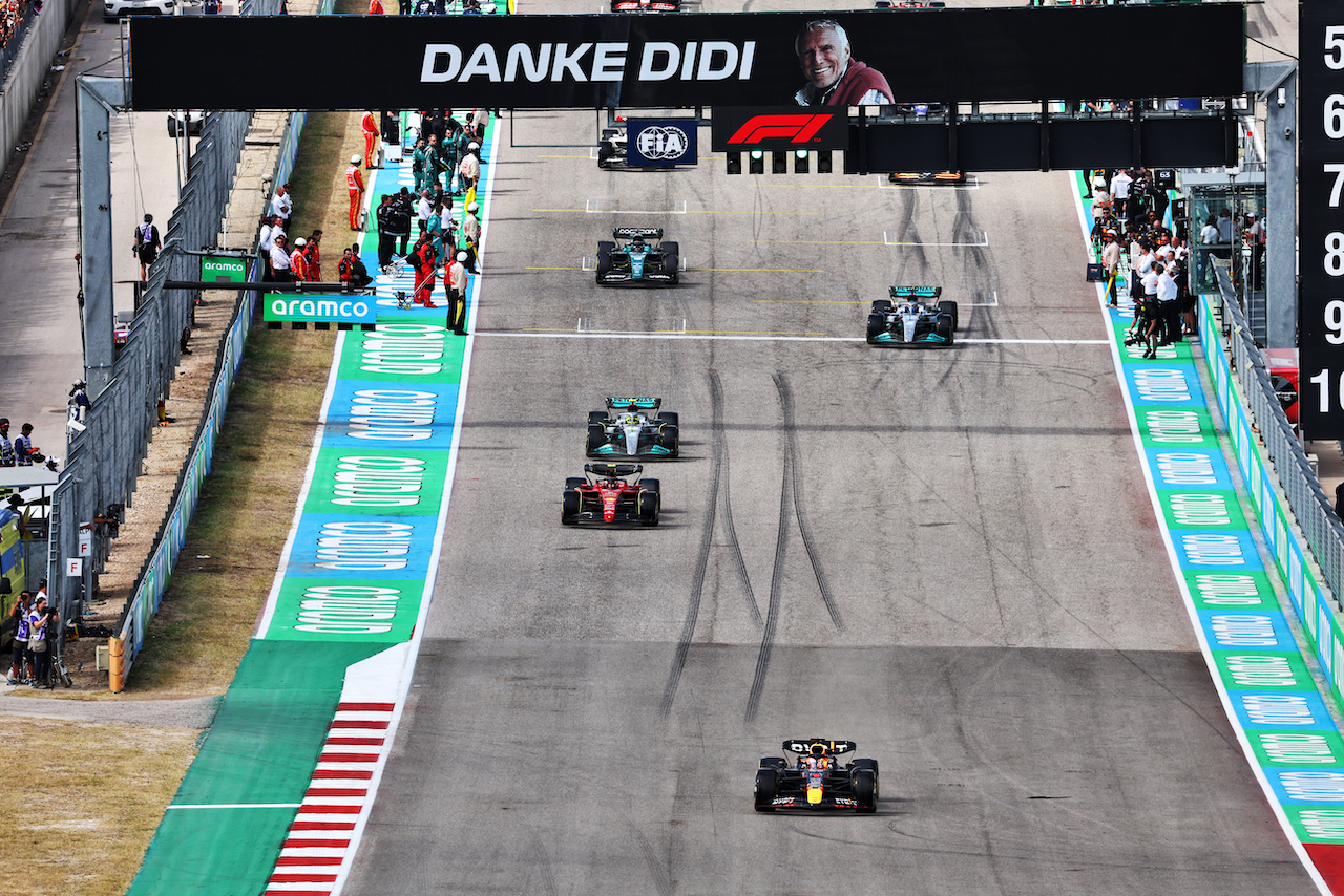 GP STATI UNITI, Max Verstappen (NLD) Red Bull Racing RB18 passes a tribute to Dietrich Mateschitz (AUT) CEO e Founder of Red Bull on the formation lap.
23.10.2022. Formula 1 World Championship, Rd 19, United States Grand Prix, Austin, Texas, USA, Gara Day.
- www.xpbimages.com, EMail: requests@xpbimages.com © Copyright: Batchelor / XPB Images