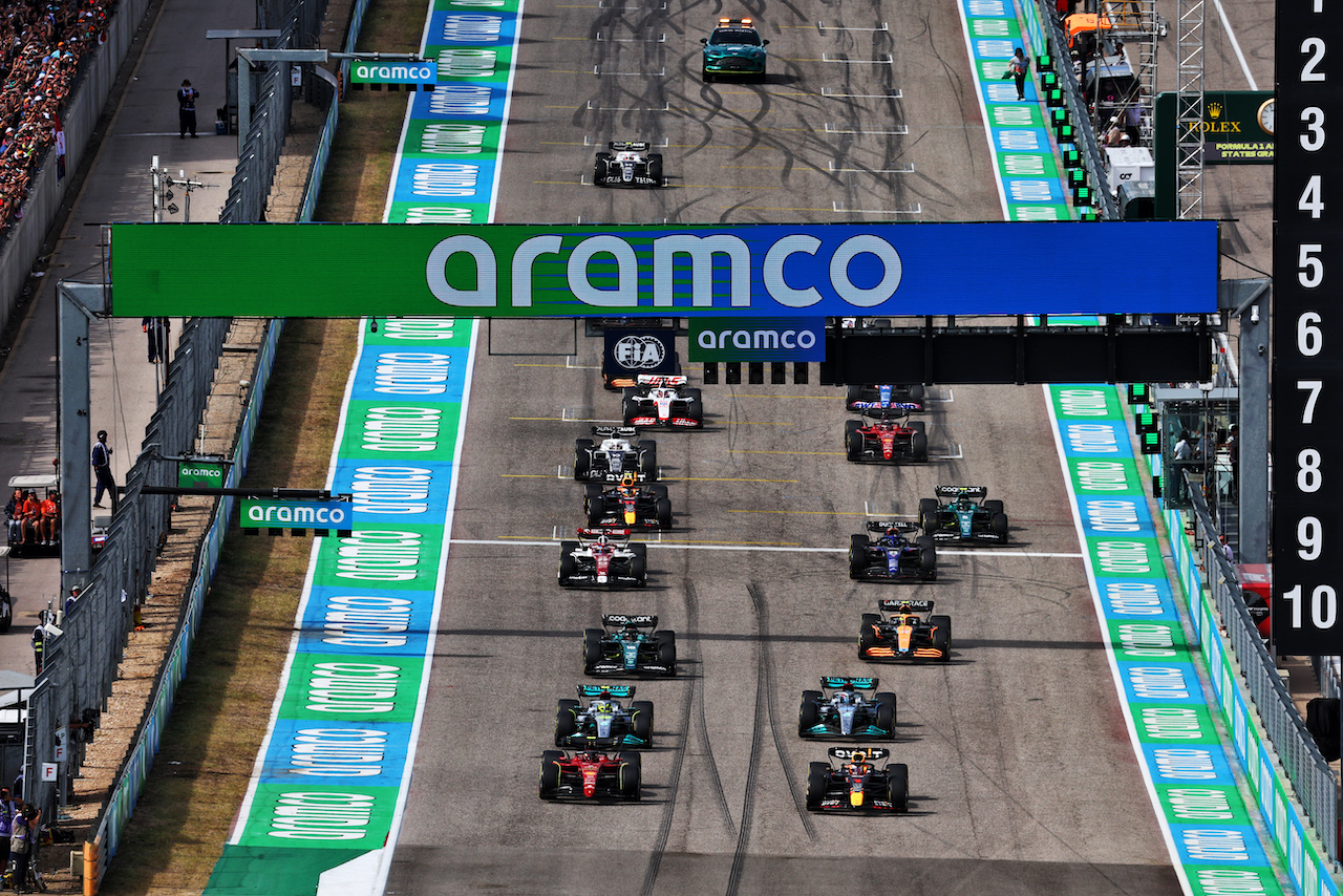GP STATI UNITI, Carlos Sainz Jr (ESP) Ferrari F1-75 e Max Verstappen (NLD) Red Bull Racing RB18 at the partenza of the race.
23.10.2022. Formula 1 World Championship, Rd 19, United States Grand Prix, Austin, Texas, USA, Gara Day.
- www.xpbimages.com, EMail: requests@xpbimages.com © Copyright: Batchelor / XPB Images