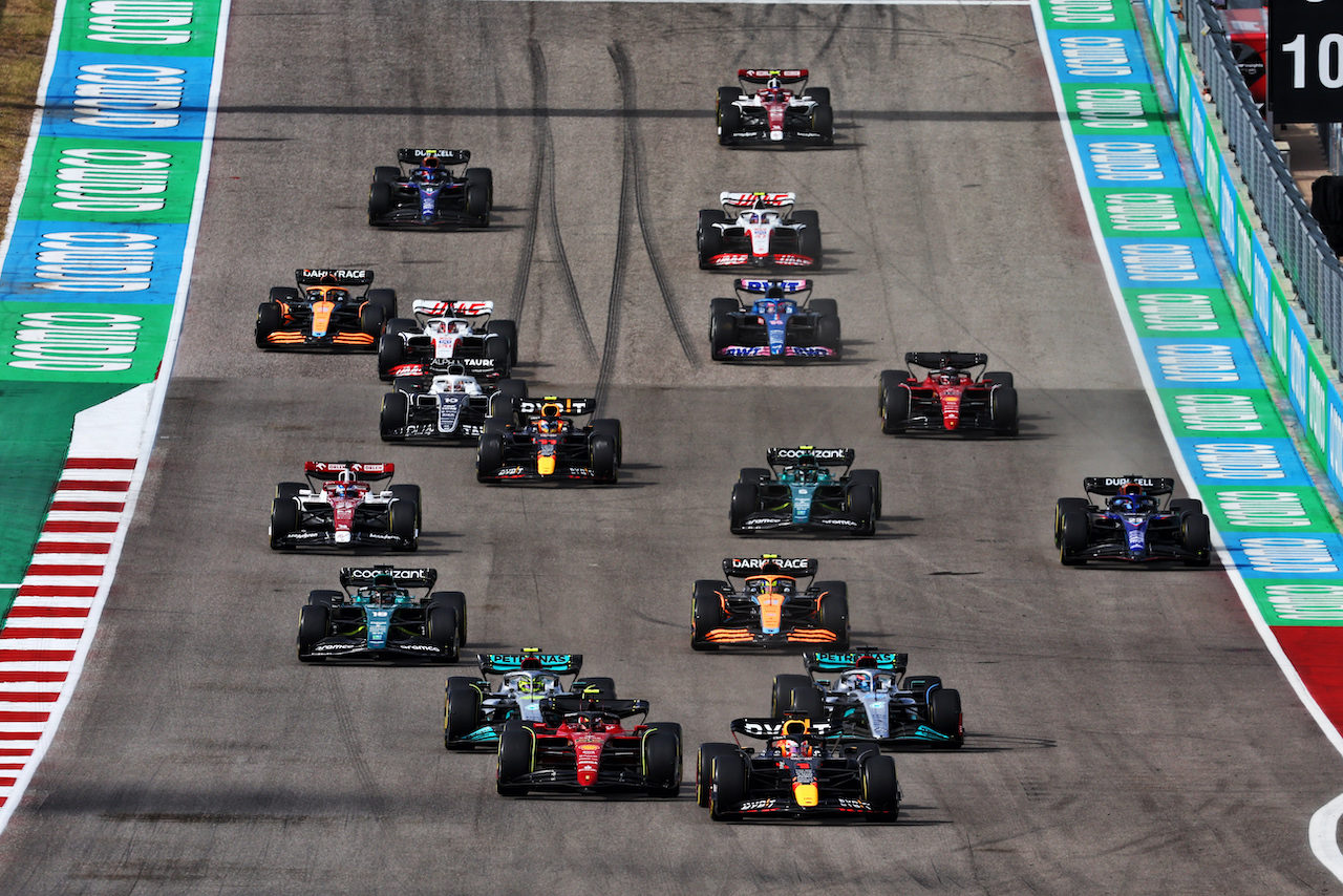 GP STATI UNITI, Carlos Sainz Jr (ESP) Ferrari F1-75 e Max Verstappen (NLD) Red Bull Racing RB18 at the partenza of the race.
23.10.2022. Formula 1 World Championship, Rd 19, United States Grand Prix, Austin, Texas, USA, Gara Day.
- www.xpbimages.com, EMail: requests@xpbimages.com © Copyright: Batchelor / XPB Images