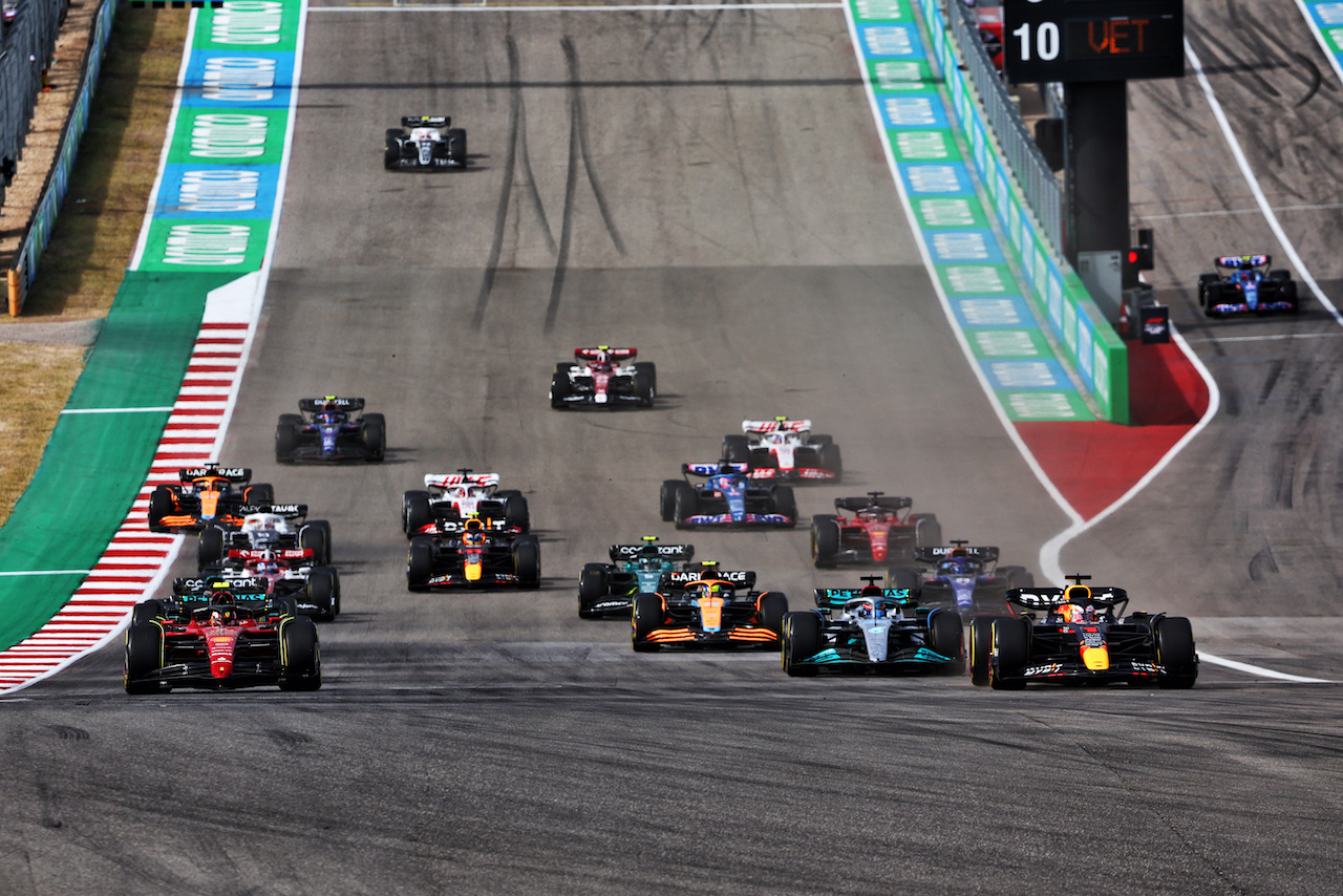 GP STATI UNITI, Carlos Sainz Jr (ESP) Ferrari F1-75 e Max Verstappen (NLD) Red Bull Racing RB18 at the partenza of the race.
23.10.2022. Formula 1 World Championship, Rd 19, United States Grand Prix, Austin, Texas, USA, Gara Day.
- www.xpbimages.com, EMail: requests@xpbimages.com © Copyright: Batchelor / XPB Images