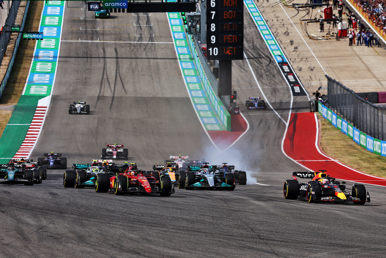 GP STATI UNITI, Max Verstappen (NLD) Red Bull Racing RB18 davanti a Carlos Sainz Jr (ESP) Ferrari F1-75 at the partenza of the race.
23.10.2022. Formula 1 World Championship, Rd 19, United States Grand Prix, Austin, Texas, USA, Gara Day.
- www.xpbimages.com, EMail: requests@xpbimages.com © Copyright: Batchelor / XPB Images