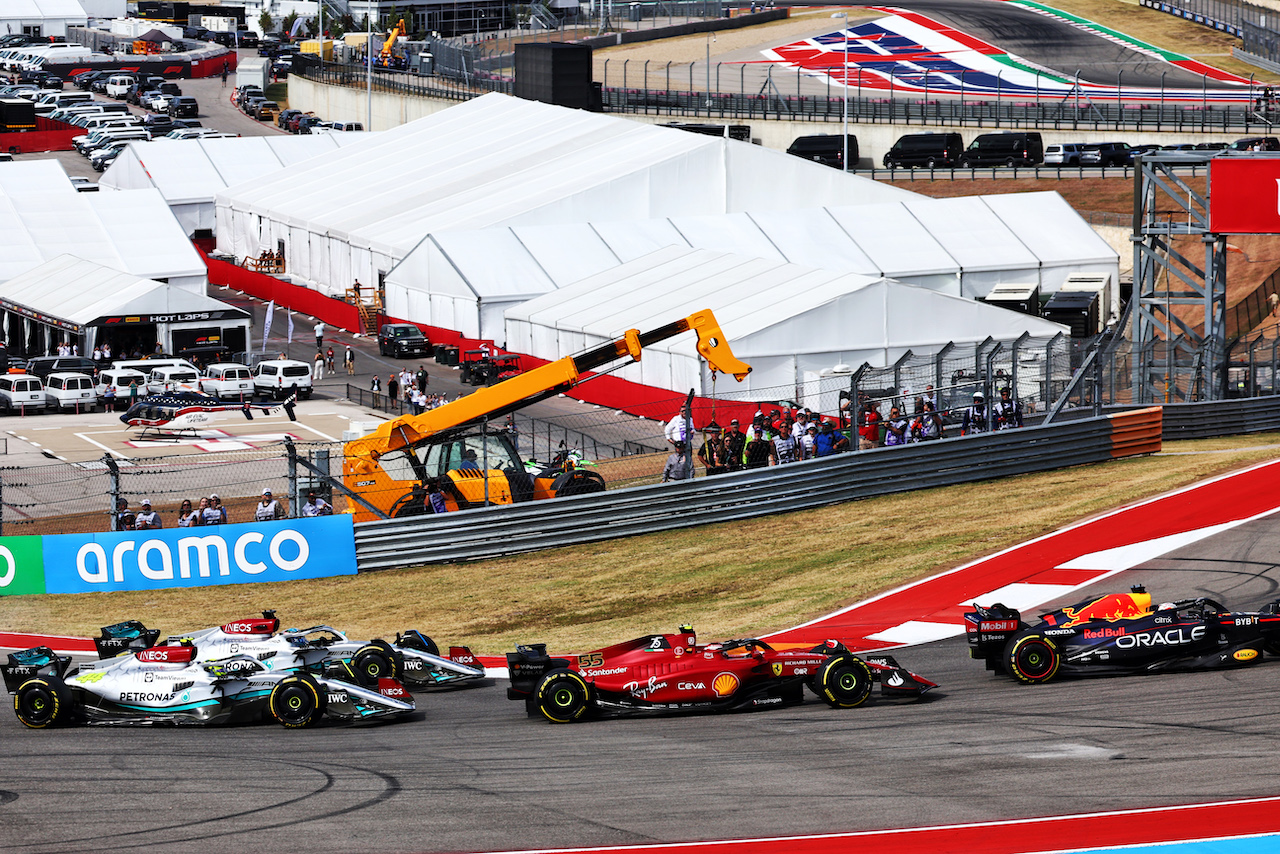 GP STATI UNITI, Carlos Sainz Jr (ESP) Ferrari F1-75 davanti a Lewis Hamilton (GBR) Mercedes AMG F1 W13 e George Russell (GBR) Mercedes AMG F1 W13 at the partenza of the race.
23.10.2022. Formula 1 World Championship, Rd 19, United States Grand Prix, Austin, Texas, USA, Gara Day.
- www.xpbimages.com, EMail: requests@xpbimages.com © Copyright: Batchelor / XPB Images