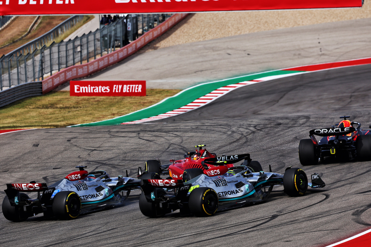 GP STATI UNITI, Carlos Sainz Jr (ESP) Ferrari F1-75 is hit by George Russell (GBR) Mercedes AMG F1 W13 at the partenza of the race.
23.10.2022. Formula 1 World Championship, Rd 19, United States Grand Prix, Austin, Texas, USA, Gara Day.
- www.xpbimages.com, EMail: requests@xpbimages.com © Copyright: Batchelor / XPB Images