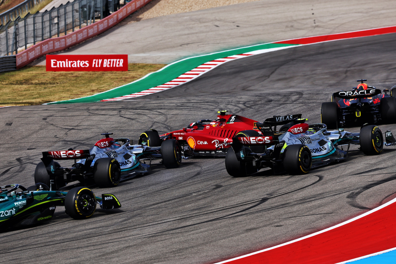 GP STATI UNITI, Carlos Sainz Jr (ESP) Ferrari F1-75 is hit by George Russell (GBR) Mercedes AMG F1 W13 at the partenza of the race.
23.10.2022. Formula 1 World Championship, Rd 19, United States Grand Prix, Austin, Texas, USA, Gara Day.
- www.xpbimages.com, EMail: requests@xpbimages.com © Copyright: Batchelor / XPB Images