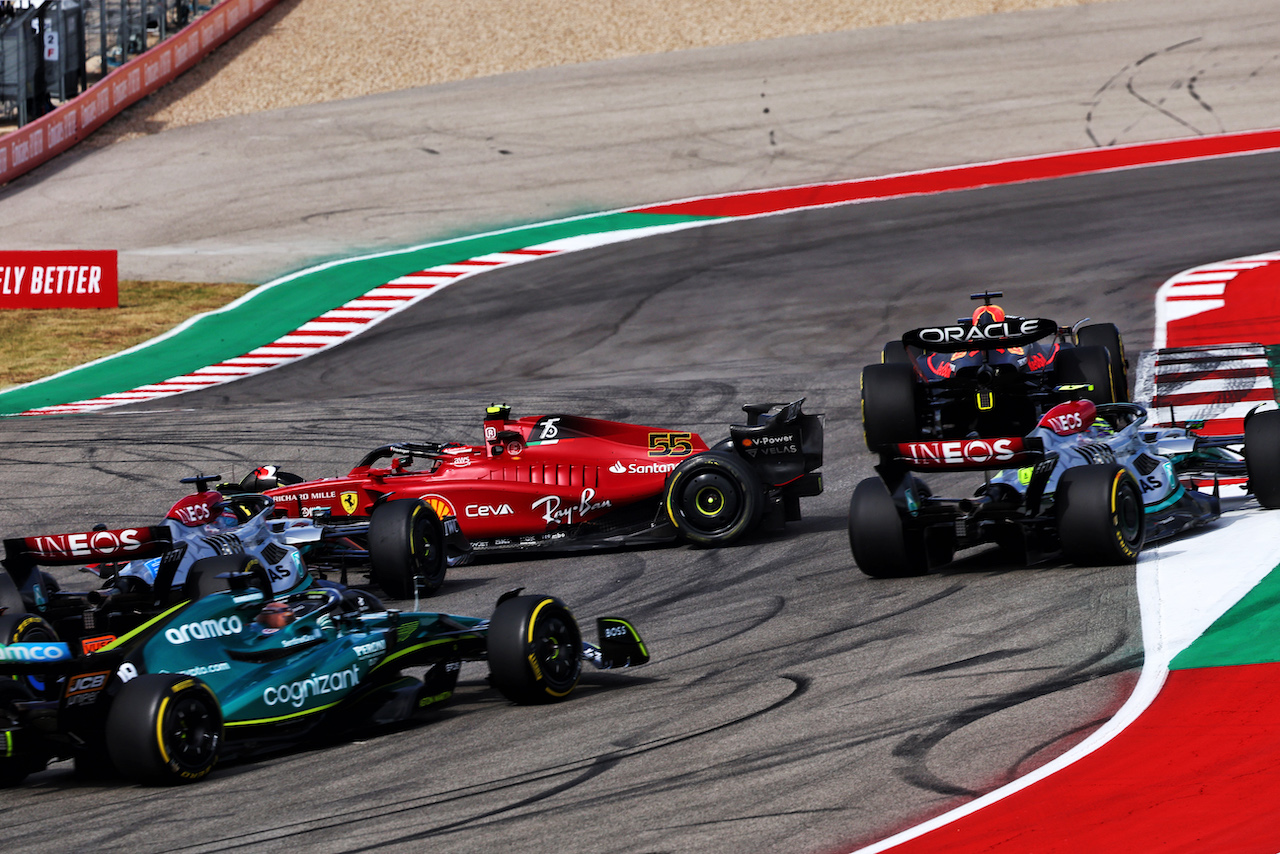 GP STATI UNITI, Carlos Sainz Jr (ESP) Ferrari F1-75 is hit by George Russell (GBR) Mercedes AMG F1 W13 at the partenza of the race.
23.10.2022. Formula 1 World Championship, Rd 19, United States Grand Prix, Austin, Texas, USA, Gara Day.
- www.xpbimages.com, EMail: requests@xpbimages.com © Copyright: Batchelor / XPB Images