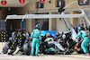 GP STATI UNITI, Lewis Hamilton (GBR) Mercedes AMG F1 W13 pit stop.
23.10.2022. Formula 1 World Championship, Rd 19, United States Grand Prix, Austin, Texas, USA, Gara Day.
- www.xpbimages.com, EMail: requests@xpbimages.com ¬© Copyright: Batchelor / XPB Images
