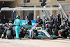 GP STATI UNITI, Lewis Hamilton (GBR) Mercedes AMG F1 W13 pit stop.
23.10.2022. Formula 1 World Championship, Rd 19, United States Grand Prix, Austin, Texas, USA, Gara Day.
- www.xpbimages.com, EMail: requests@xpbimages.com ¬© Copyright: Batchelor / XPB Images