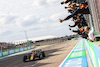 GP STATI UNITI, Gara winner Max Verstappen (NLD) Red Bull Racing RB18 celebrates as he passes the team at the end of the race.
23.10.2022. Formula 1 World Championship, Rd 19, United States Grand Prix, Austin, Texas, USA, Gara Day.
- www.xpbimages.com, EMail: requests@xpbimages.com © Copyright: Bearne / XPB Images