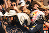 GP STATI UNITI, Gara winner Max Verstappen (NLD) Red Bull Racing celebrates with the team in parc ferme.
23.10.2022. Formula 1 World Championship, Rd 19, United States Grand Prix, Austin, Texas, USA, Gara Day.
- www.xpbimages.com, EMail: requests@xpbimages.com © Copyright: Bearne / XPB Images