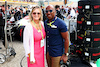 GP STATI UNITI, (L to R): Linda Hamilton (GBR) e Anthony Hamilton (GBR) on the grid.
23.10.2022. Formula 1 World Championship, Rd 19, United States Grand Prix, Austin, Texas, USA, Gara Day.
 - www.xpbimages.com, EMail: requests@xpbimages.com © Copyright: Coates / XPB Images