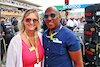 GP STATI UNITI, (L to R): Linda Hamilton (GBR) e Anthony Hamilton (GBR) on the grid.
23.10.2022. Formula 1 World Championship, Rd 19, United States Grand Prix, Austin, Texas, USA, Gara Day.
 - www.xpbimages.com, EMail: requests@xpbimages.com © Copyright: Coates / XPB Images