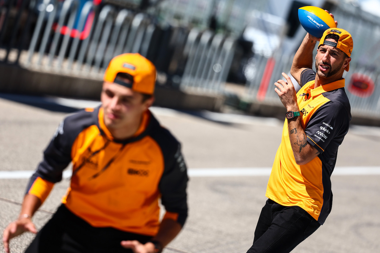 GP STATI UNITI, Daniel Ricciardo (AUS), McLaren F1 Team e Lando Norris (GBR), McLaren F1 Team 
20.10.2022. Formula 1 World Championship, Rd 19, United States Grand Prix, Austin, Texas, USA, Preparation Day.
- www.xpbimages.com, EMail: requests@xpbimages.com ¬© Copyright: Charniaux / XPB Images