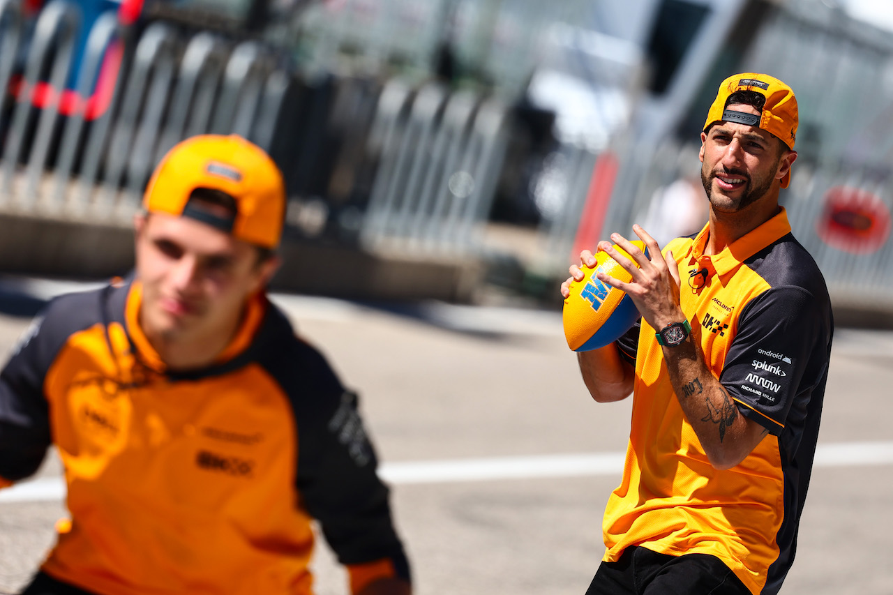 GP STATI UNITI, Daniel Ricciardo (AUS), McLaren F1 Team e Lando Norris (GBR), McLaren F1 Team 
20.10.2022. Formula 1 World Championship, Rd 19, United States Grand Prix, Austin, Texas, USA, Preparation Day.
- www.xpbimages.com, EMail: requests@xpbimages.com ¬© Copyright: Charniaux / XPB Images