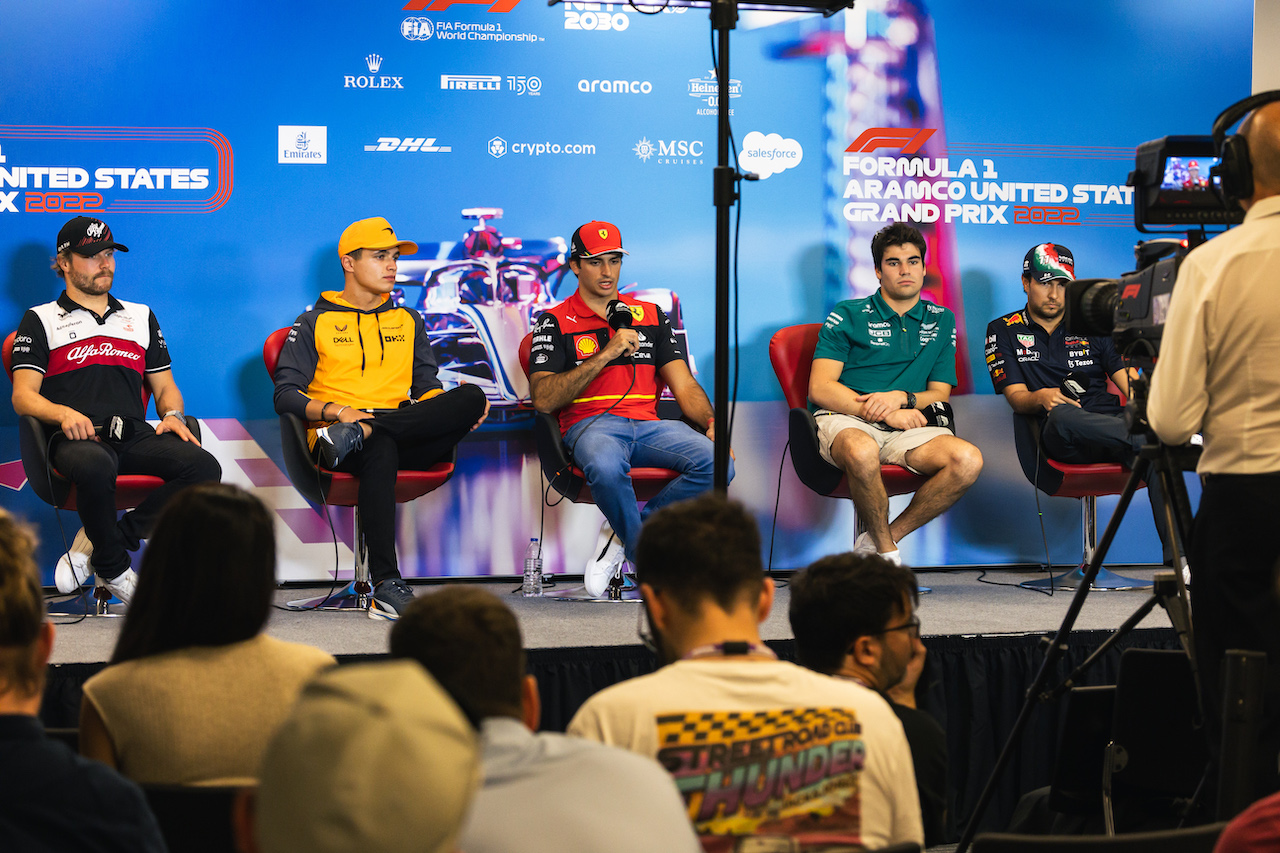 GP STATI UNITI, (L to R): Valtteri Bottas (FIN) Alfa Romeo F1 Team; Lando Norris (GBR) McLaren; Carlos Sainz Jr (ESP) Ferrari; Lance Stroll (CDN) Aston Martin F1 Team; e Sergio Perez (MEX) Red Bull Racing, in the FIA Press Conference.
20.10.2022. Formula 1 World Championship, Rd 19, United States Grand Prix, Austin, Texas, USA, Preparation Day.
- www.xpbimages.com, EMail: requests@xpbimages.com © Copyright: Bearne / XPB Images