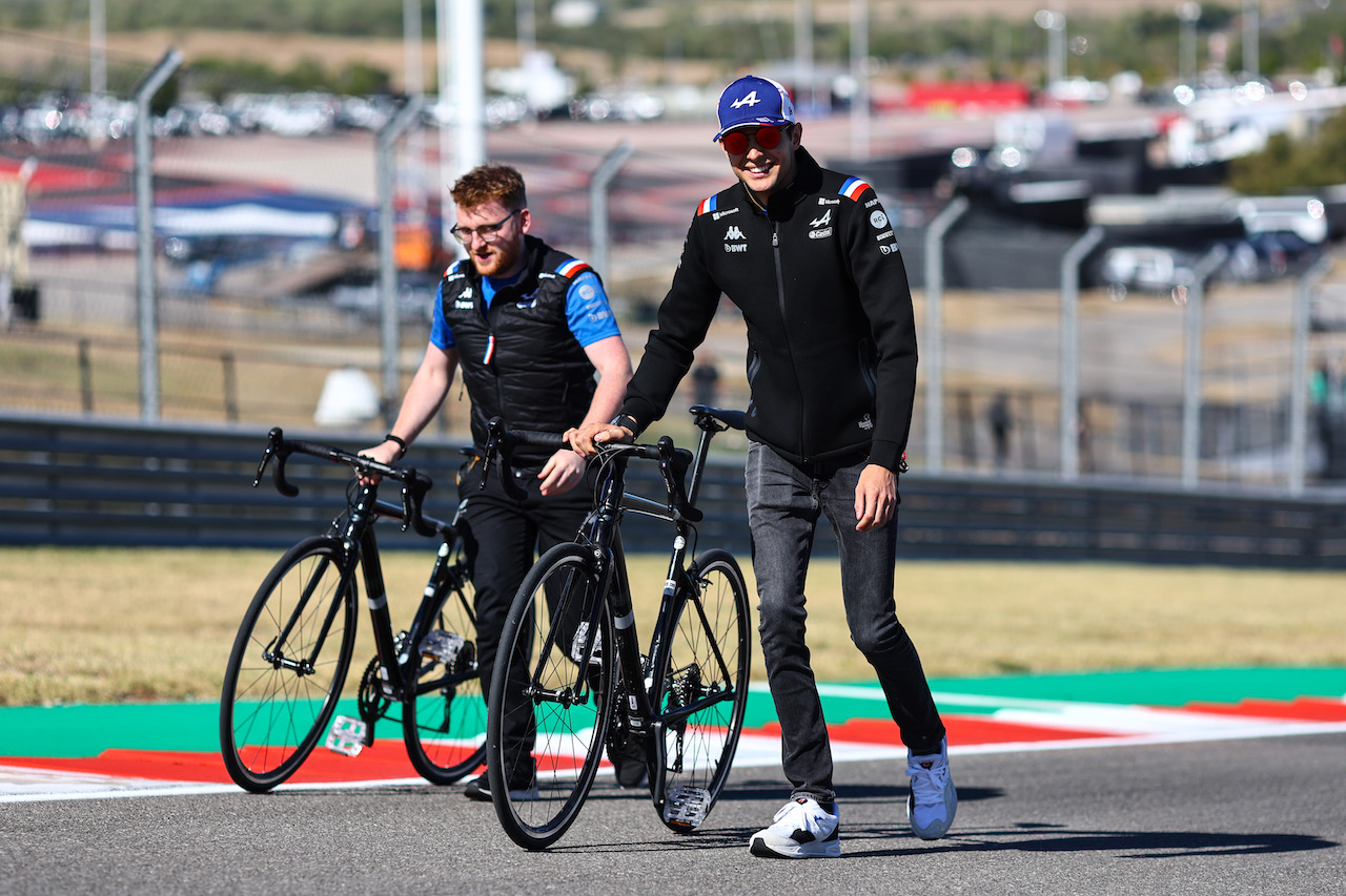 GP STATI UNITI, Esteban Ocon (FRA), Alpine F1 Team 
20.10.2022. Formula 1 World Championship, Rd 19, United States Grand Prix, Austin, Texas, USA, Preparation Day.
- www.xpbimages.com, EMail: requests@xpbimages.com ¬© Copyright: Charniaux / XPB Images