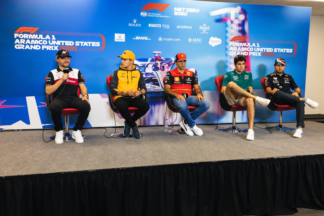 GP STATI UNITI, (L to R): Valtteri Bottas (FIN) Alfa Romeo F1 Team; Lando Norris (GBR) McLaren; Carlos Sainz Jr (ESP) Ferrari; Lance Stroll (CDN) Aston Martin F1 Team; e Sergio Perez (MEX) Red Bull Racing, in the FIA Press Conference.
20.10.2022. Formula 1 World Championship, Rd 19, United States Grand Prix, Austin, Texas, USA, Preparation Day.
- www.xpbimages.com, EMail: requests@xpbimages.com © Copyright: Bearne / XPB Images