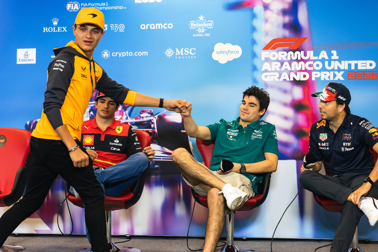 GP STATI UNITI, (L to R): Lando Norris (GBR) McLaren; Carlos Sainz Jr (ESP) Ferrari; Lance Stroll (CDN) Aston Martin F1 Team; e Sergio Perez (MEX) Red Bull Racing in the FIA Press Conference.
20.10.2022. Formula 1 World Championship, Rd 19, United States Grand Prix, Austin, Texas, USA, Preparation Day.
- www.xpbimages.com, EMail: requests@xpbimages.com © Copyright: Bearne / XPB Images